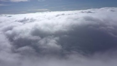 Güneşli bir günde bulutların üstündeki hava manzarası