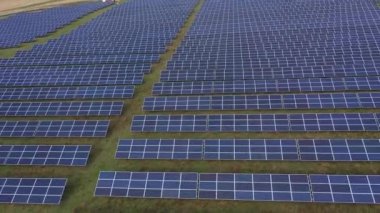 İnsansız hava aracı ile güneş parkı güneş çiftliğinin hava görüntüsü