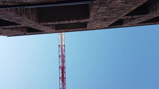 Torre Grúa Trabajando Contra Cielo Azul — Vídeo de stock