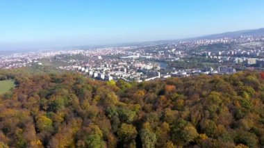Romanya 'nın Cluj Napoca kentinin sonbaharda havadan görünüşü. Şehir manzarası