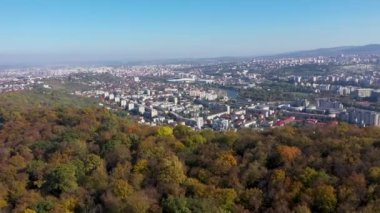 Romanya 'nın Cluj Napoca kentinin sonbaharda havadan görünüşü. Şehir manzarası