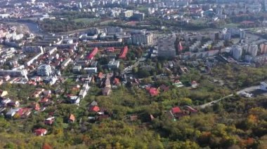 Romanya 'nın Cluj Napoca kentinin sonbaharda havadan görünüşü. Şehir manzarası