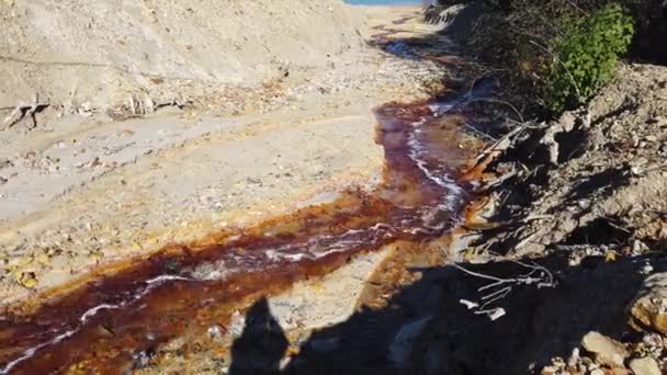 Bakır Madeni Sömürüsünden Kaynaklanan Kirlenmiş Maden Suyu Akışı Rosia Montana — Stok video