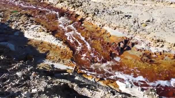 Verontreinigd Vervuild Mijnwater Dat Vrijkomt Bij Exploitatie Van Kopermijnen Rosia — Stockvideo