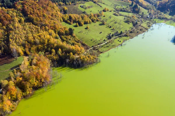 从铜矿涌出的绿色矿泉水的空中景观自然栖息地 罗马尼亚Geamana — 图库照片
