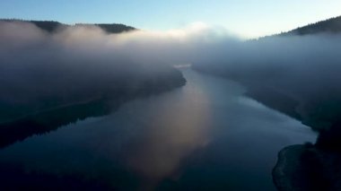 Şafak vakti sisli dağ gölünün üzerinde yatıyordu. İnsansız hava aracı ile hava görüntüsü