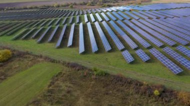 Güneş enerjisi santrali, fotovoltaik enerji istasyonu, güneş panelleri.