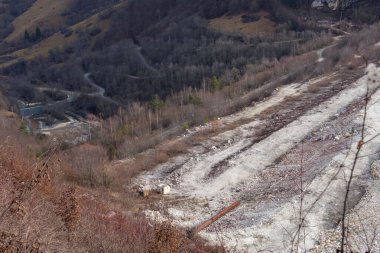 Bariyer, bakır ve altın madenciliği kalıntılarının yerleşim havzasına, sürahi gölüne akışını engelliyor. Geamana, Rosia Montana, Romanya