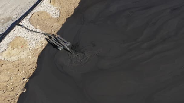 Vista Aérea Resíduos Mineração Que Fluem Para Lagoa Decantação Uma — Vídeo de Stock