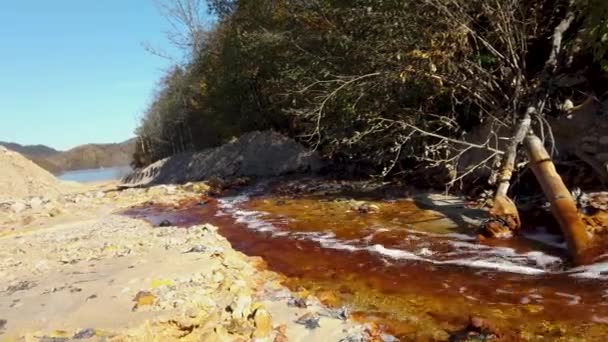 Fließend Kontaminiertes Grubenwasser Aus Einer Kupfermine Rosia Montana Rumänien — Stockvideo