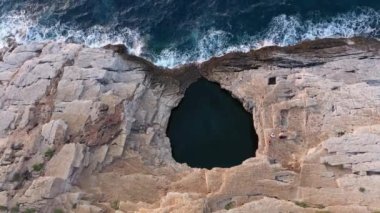 Akdeniz kayalık kıyı şeridi üzerinde uçuyor. Doğal deniz kıyısının havuz manzarası, havuz. Giola, Thassos Adası, Yunanistan