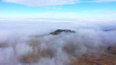 Sabah sisiyle çevrili bir tepenin üstünde. Hava aracı görünümü