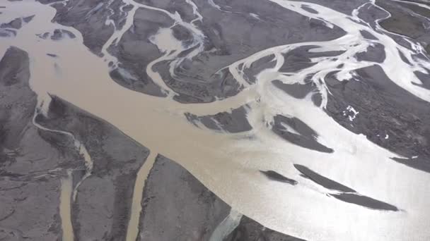 飞过一个巨大的河床 冰岛Vatnajokull冰川的冰川河流系统 全球变暖和气候变化环境概念 — 图库视频影像