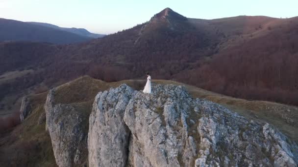 Повітряний Безпілотник Весільний Знімок Нареченої Білій Сукні Стоїть Вершині Гори — стокове відео
