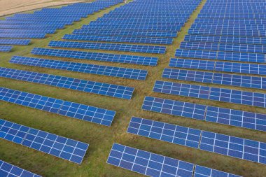 Güneş panelleri hava görüntüsü. Güneş enerjisi modülleri, fotovoltaik PV santrali, alternatif yenilenebilir enerji sistemi