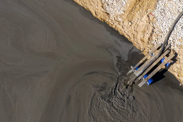 銅鉱山からの重金属汚染の空中ビュー 脱塩池に排出される残留水を採掘する ルーマニアのGeamana — ストック写真