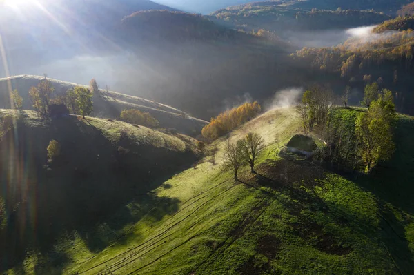 秋には山の田舎のホームステッド 木製の納屋 空中ドローンの眺め ルーマニアのトランシルヴァニア — ストック写真