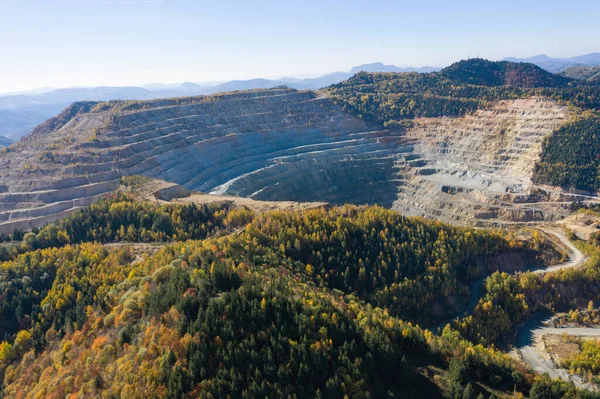 オープンピット鉱山 ロシアポイエニ ルーマニアの銅掘削の上を飛んでいます 空中ドローンビュー — ストック写真