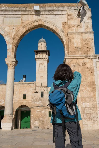 参观以色列耶路撒冷圣殿山石塔的女游客 — 图库照片