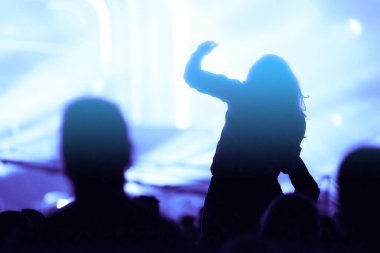 Konserde kollarını açmış kalabalığa dik bir bakış açısı. Yaz müzik festivali konsepti