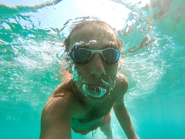Υποβρύχια Φωτογραφία Ενός Νεαρού Δραστήριου Άνδρα Κολυμπά Γαλαζοπράσινα Νερά — Φωτογραφία Αρχείου