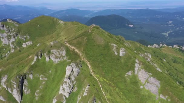 Вид Воздуха Высокие Горные Осадочные Породы Вершины Зеленые Склоны Помощью — стоковое видео
