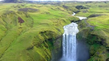 Skogafoss şelalesinin hava görüntüsü, İzlanda, insansız hava aracı ile.