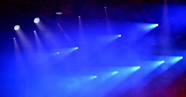 Sahne ışıklarının arka planı canlı konserde parlıyor