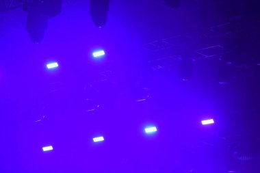 Sahne ışıklarının arka planı canlı konserde parlıyor