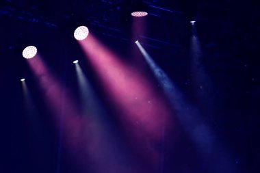 Canlı konserde sahne ışıkları