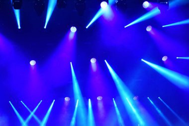 Sahne ışıkları karanlıkta parlıyor