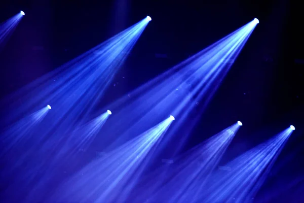 ライブコンサートをバックに光るステージライト — ストック写真