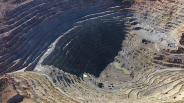 Bir açık maden ocağının üzerinde uçuyor, Romanya 'nın Rosia-Hersek kentinde bakır kazısı. Hava aracı görünümü