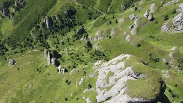 Vista Aérea Rocas Sedimentarias Alta Montaña Picos Pendientes Verdes Por — Vídeos de Stock