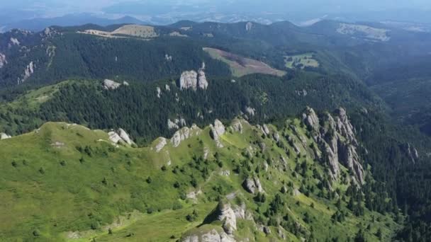 Vista Aérea Rocas Sedimentarias Alta Montaña Picos Pendientes Verdes Por — Vídeos de Stock