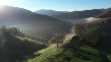Uzak çiftliğin havadan görünüşü, sabah sisi insansız hava aracı ile dağlarda.