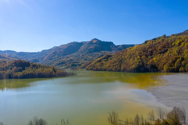在罗马尼亚Geamana的工业湖中的航拍照片 铜矿残渣污染环境 — 图库照片