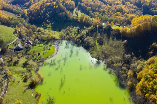 Letecký Pohled Zelené Důlní Vody Měděného Dolu Zaplavujícího Přírodní Stanoviště — Stock fotografie
