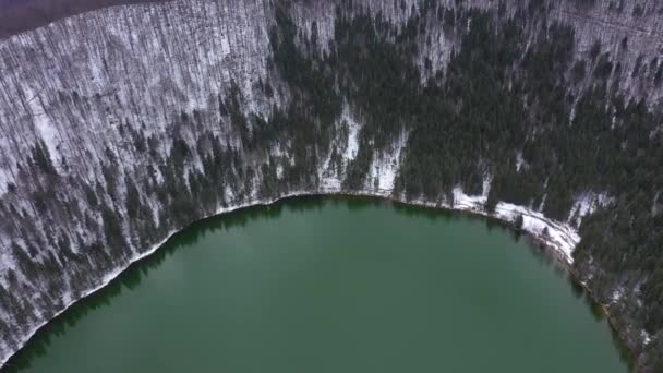 Luchtdrone Zicht Een Vulkanisch Kratermeer Winter Vliegen Boven Sfantu Ana — Stockvideo