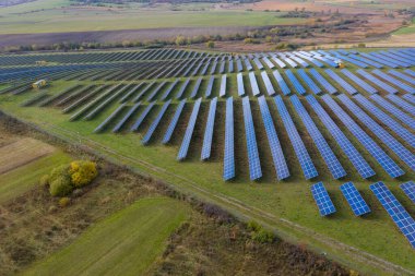 Güneş panelleri hava görüntüsü. Güneş enerjisi modülleri, fotovoltaik PV santrali, alternatif yenilenebilir enerji sistemi