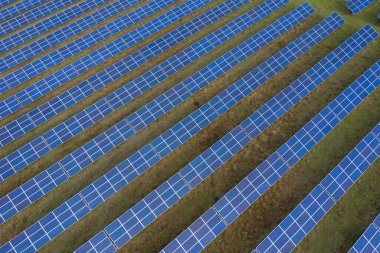 Güneş panelleri hava görüntüsü. Güneş enerjisi modülleri, fotovoltaik PV santrali, alternatif yenilenebilir enerji sistemi