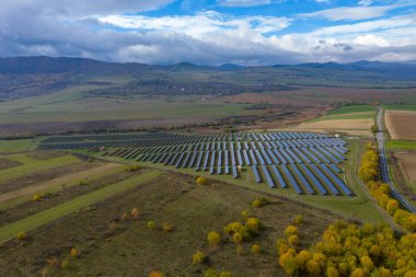 Güneş panelleri hava görüntüsü. Güneş enerjisi modülleri, fotovoltaik PV santrali, alternatif yenilenebilir enerji sistemi