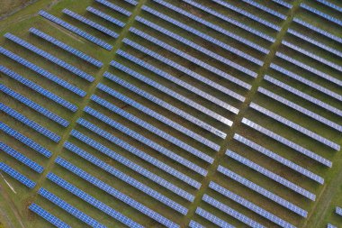 Güneş panelleri hava görüntüsü. Güneş enerjisi modülleri, fotovoltaik PV santrali, alternatif yenilenebilir enerji sistemi