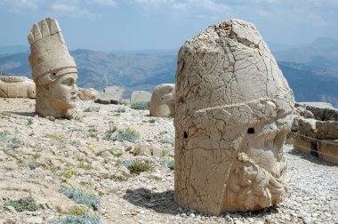 Dev Tanrı Nemrut Dağı 'nın tepesinde. Anadolu, Türkiye. Efsanevi mitolojik figürleri temsil eden antik taş heykeller.