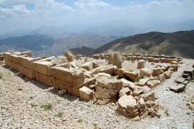 Dev Tanrı Nemrut Dağı 'nın tepesinde. Anadolu, Türkiye. Efsanevi mitolojik figürleri temsil eden antik taş heykeller.