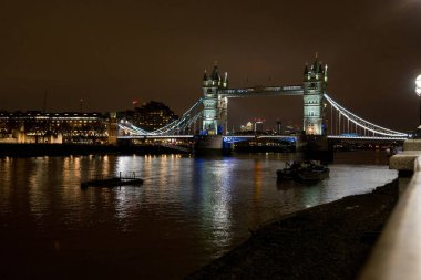 Gece kule köprüsü, Thames üzerinde, Londra, İngiltere