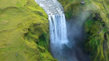 Skogafoss şelalesinin havadan görünüşü, İzlanda, bir İHA ile yukarıda uçuyor.