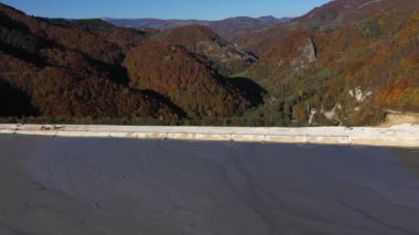 Madencilik kalıntılarının bir bakır madeninden sürahi gölüne akışını gösteren hava görüntüsü. Geamana, Rosia Montana Romanya
