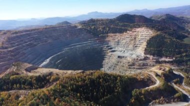 Avrupa 'nın en büyük ikinci açık bakır madeni olan Rosia the Romanya' nın insansız hava aracı görüntüsü