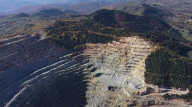 Bir açık maden ocağının üzerinde uçuyor, Romanya 'nın Rosia-Hersek kentinde bakır kazısı. Hava aracı görünümü